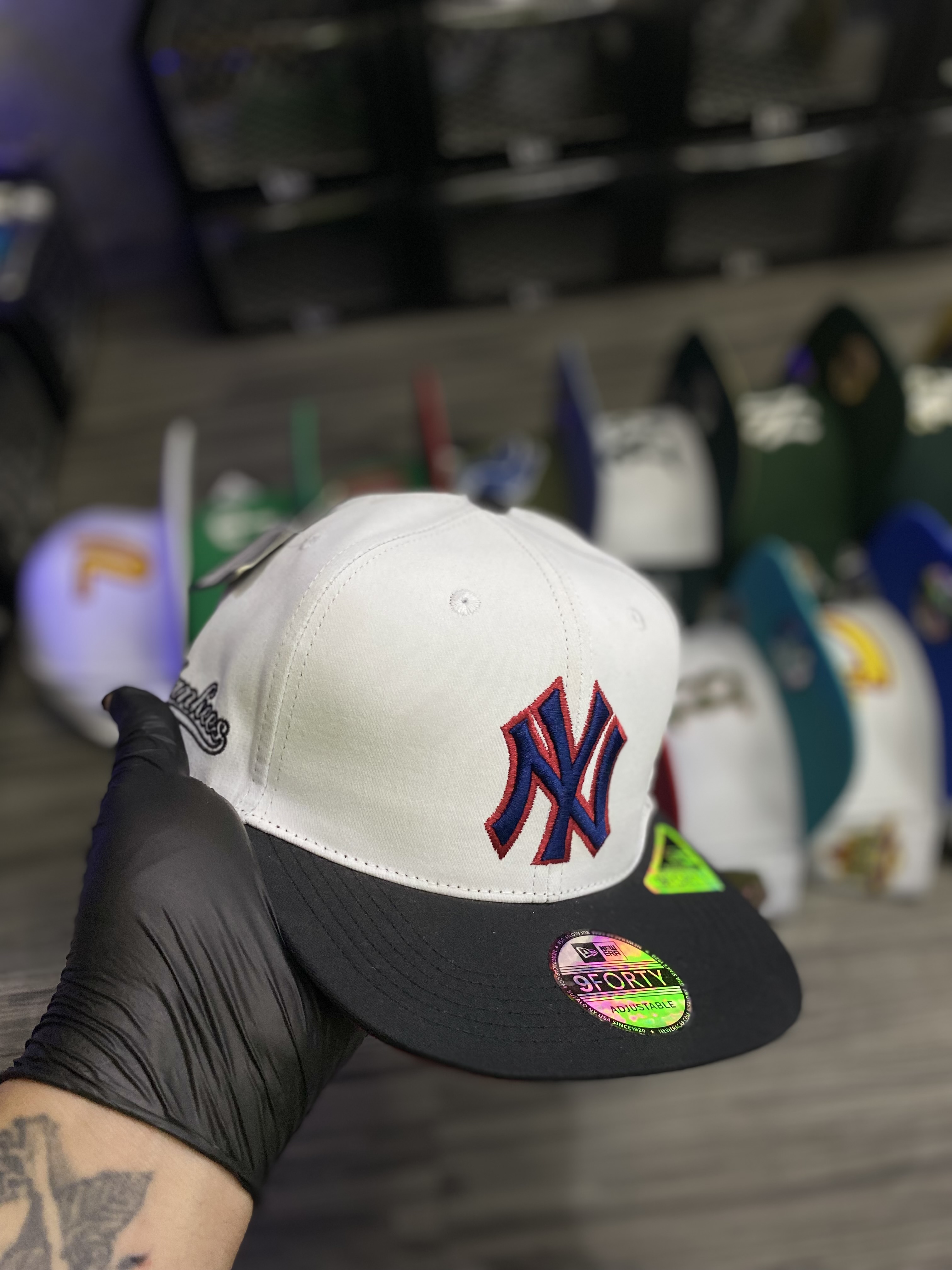 Gorra AAA New York Yankees blanca con negro  ( plana ) 