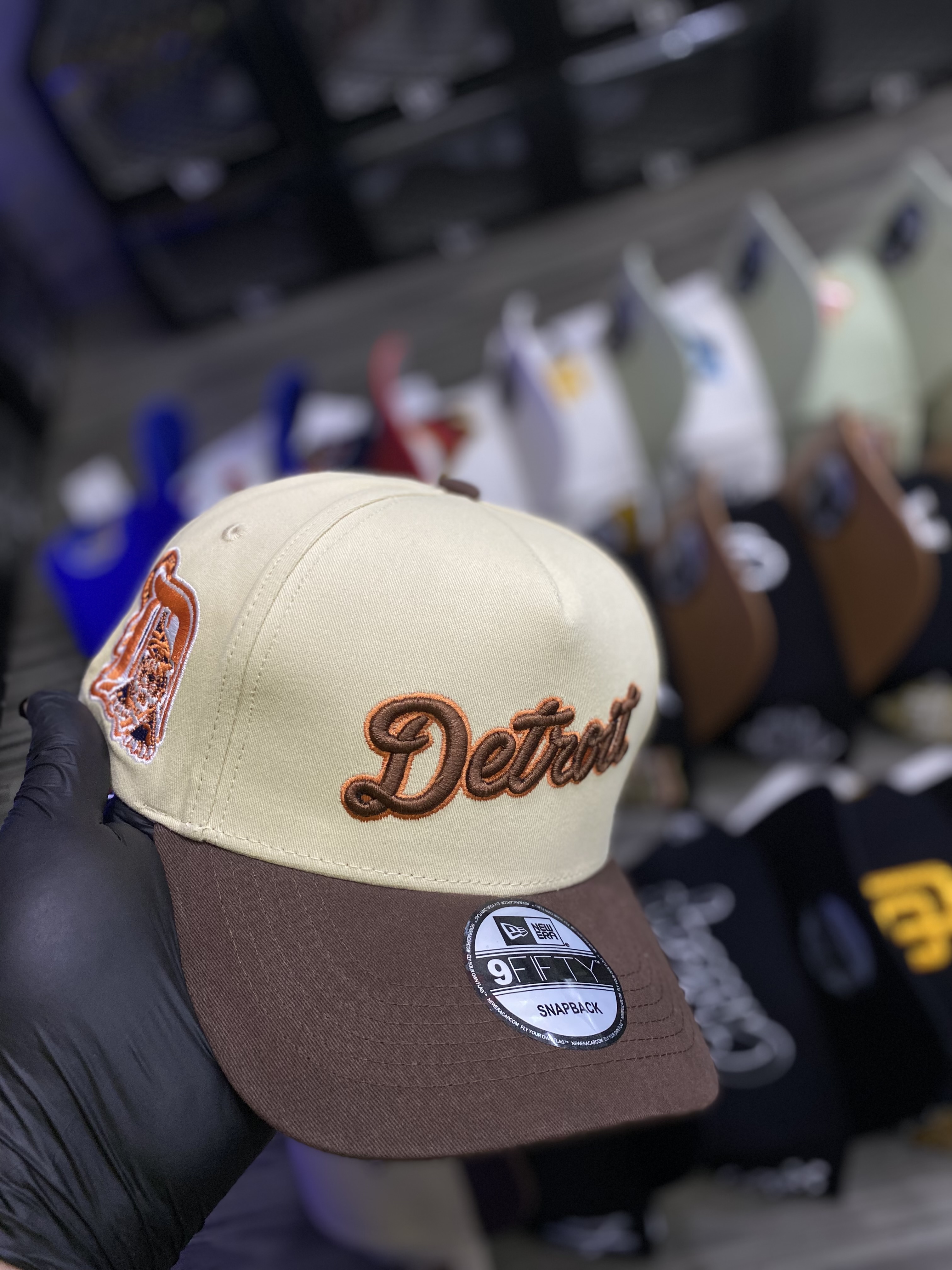 Gorra AAA Detroit marrón con beige ( curva ) 