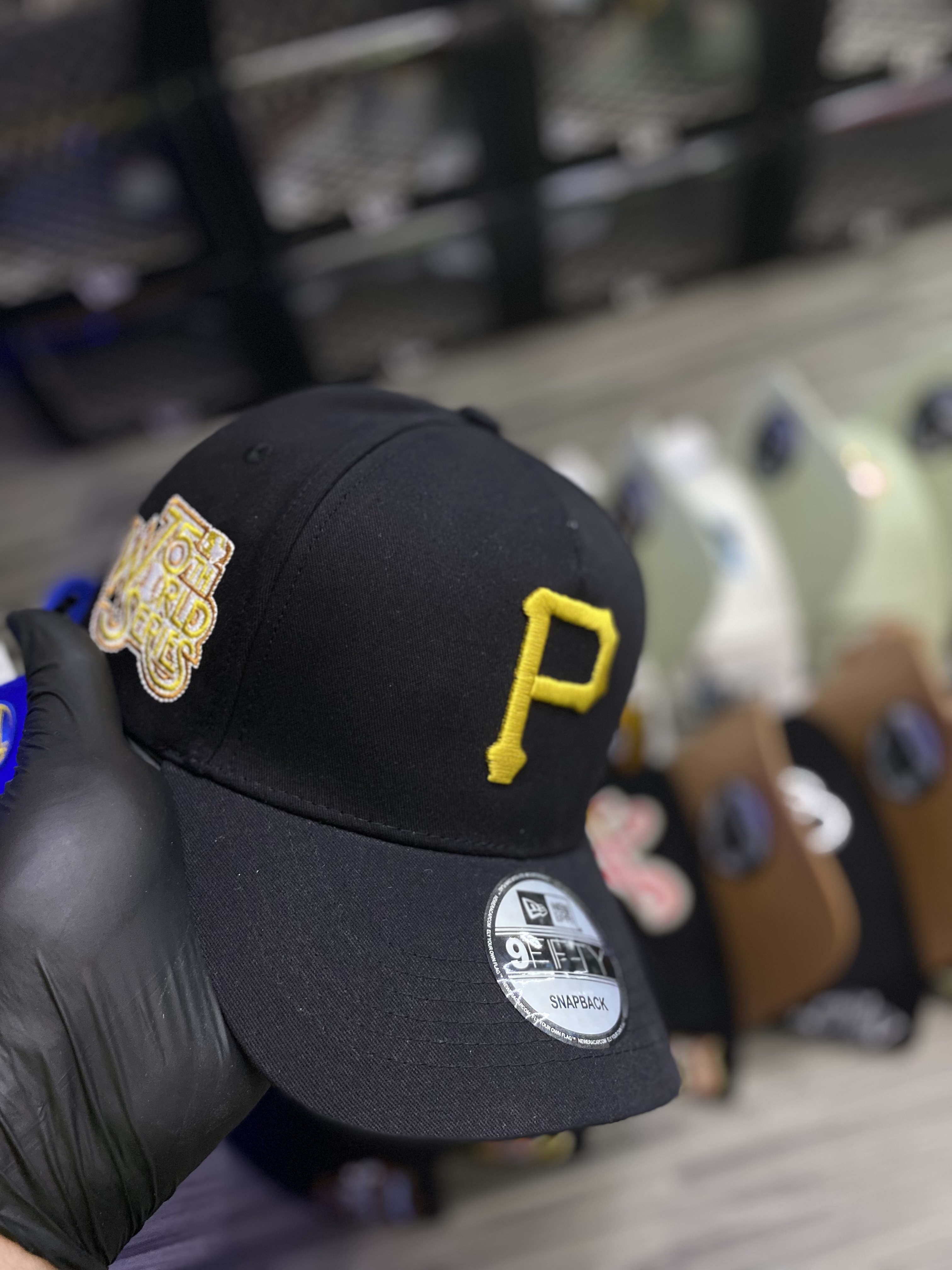 Gorra AAA Piratas negra con amarillo ( curva )