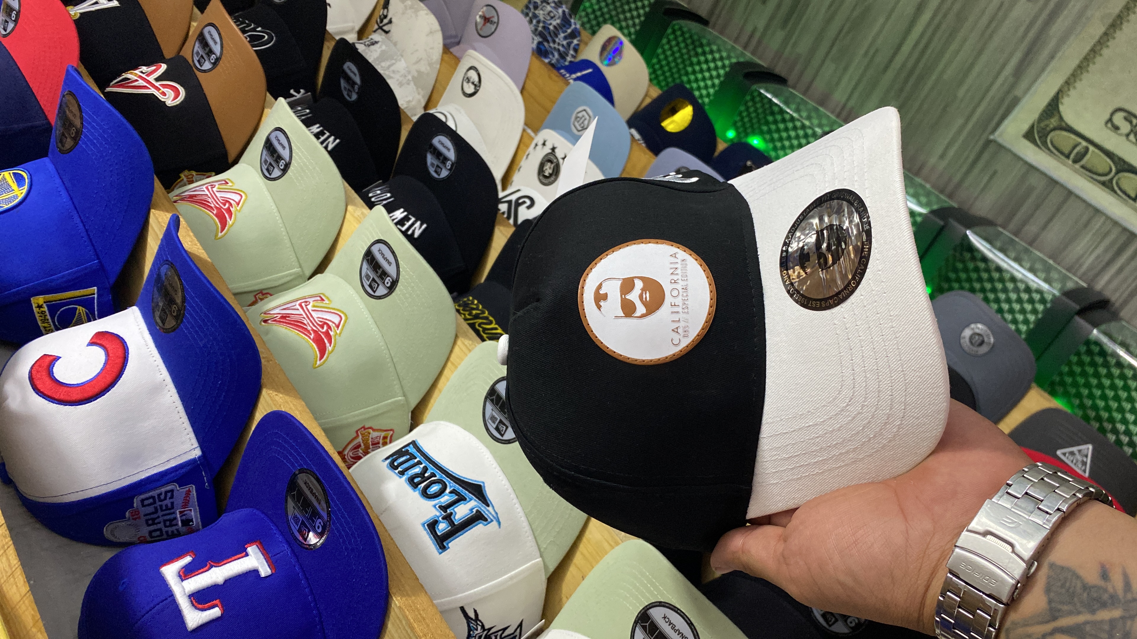 Gorra AAA california negro con blanco ( curva ) 
