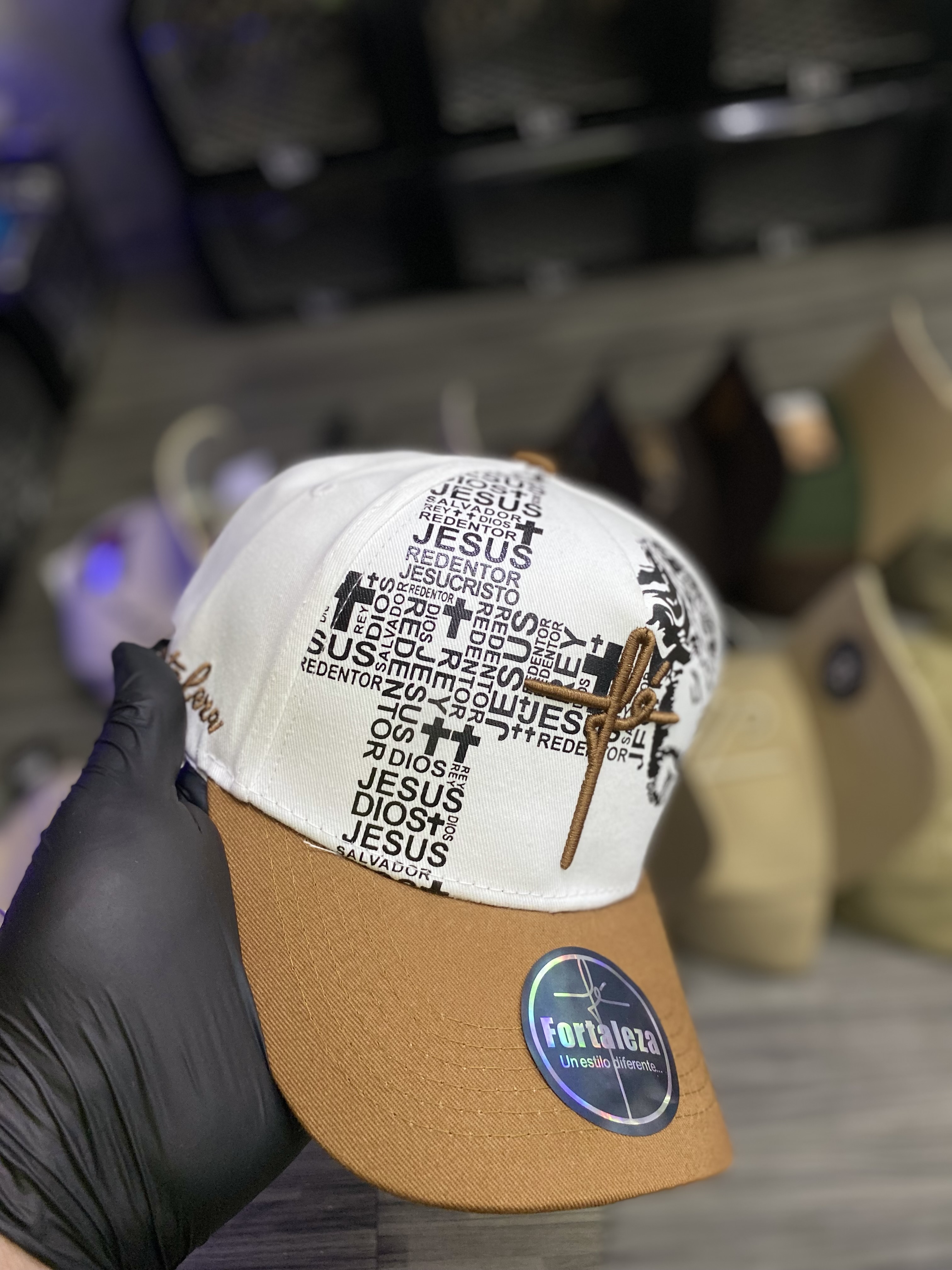 Gorra AAA FE blanca con beige 