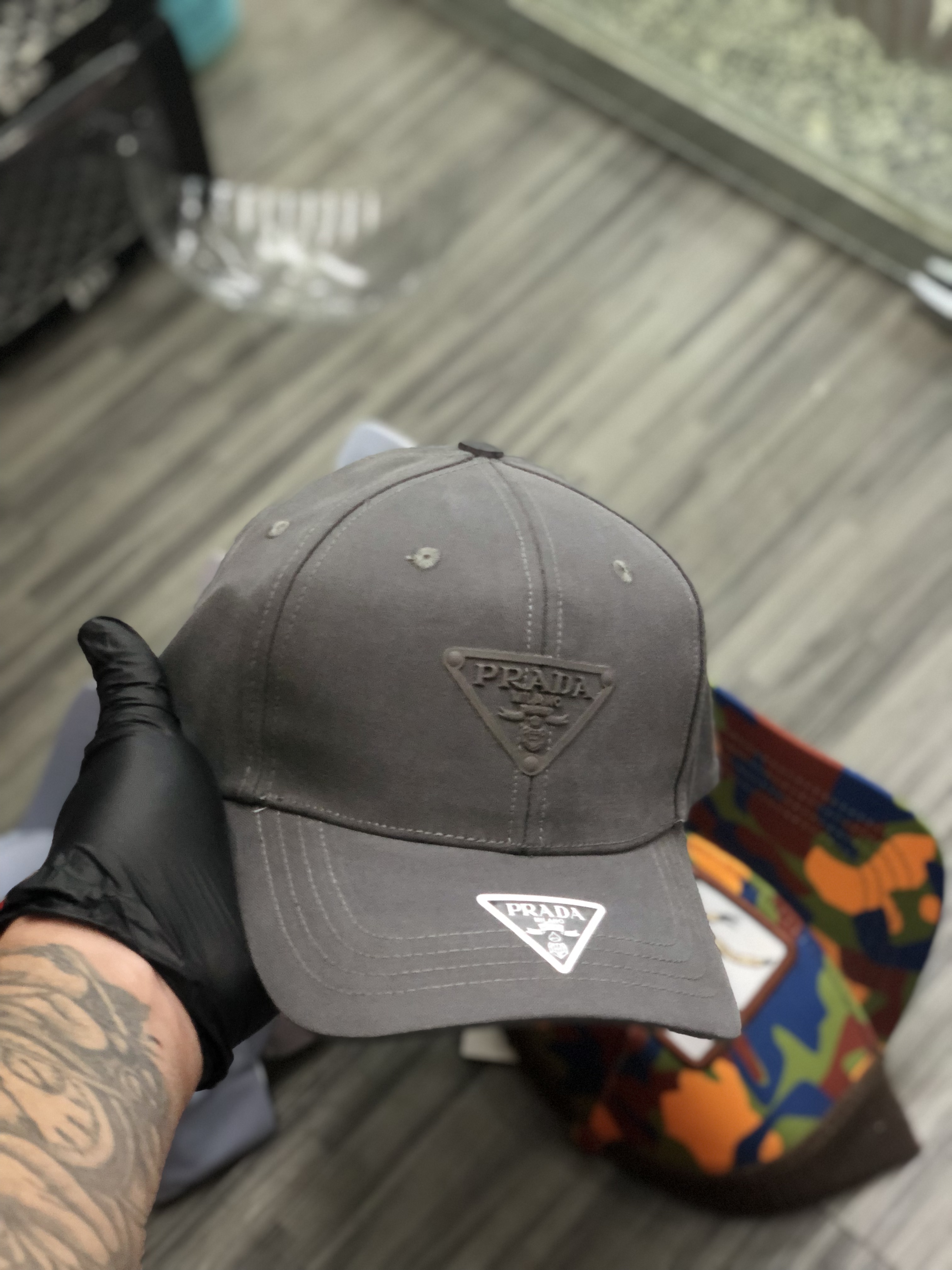 Gorra AAA Prada gris oscura 