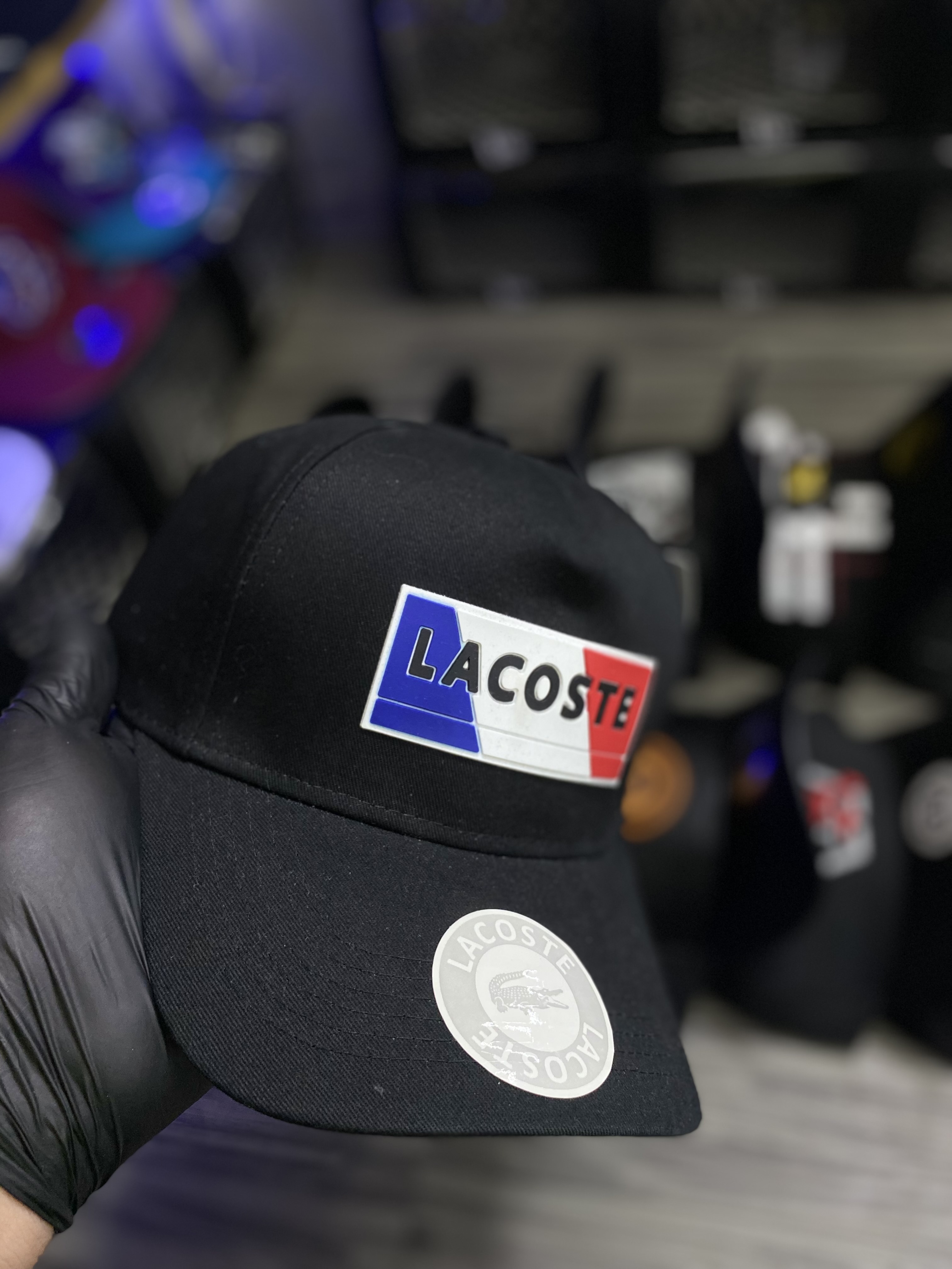 Gorra AAA lacoste negra con logo de nombre lacoste 